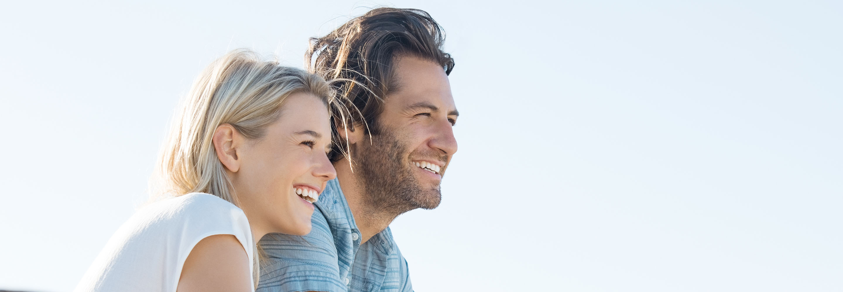 PKDW betriebliche Altersversorgung für Versicherte: Junges, glückliches Paar schaut in die Ferne